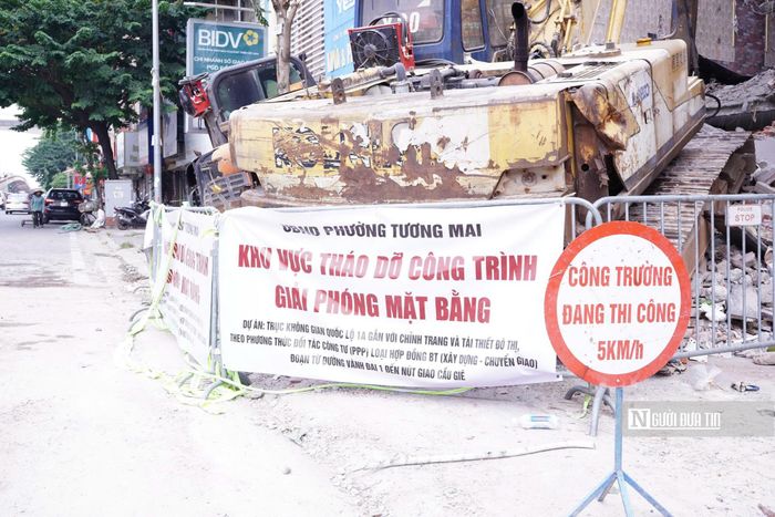 Tại một số vị trí thuộc phường Tương Mai, những căn nhà đầu tiên đã được tháo dỡ. Nhiều cửa hàng dọc tuyến cũng thu dọn hàng hóa, thanh lý sản phẩm và tháo biển quảng cáo để chuẩn bị bàn giao mặt bằng theo kế hoạch.