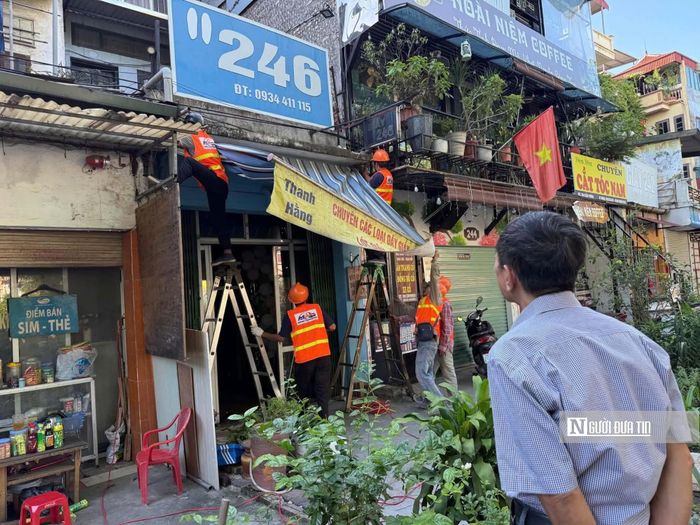 Với những gia đình đã sinh sống nhiều năm trên tuyến phố này, việc di dời không chỉ là thay đổi nơi ở mà còn gắn với việc sắp xếp lại cuộc sống, công việc kinh doanh và sinh hoạt thường ngày.