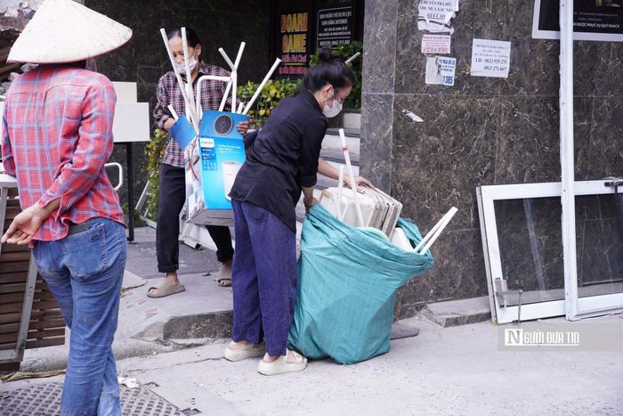 Theo ghi nhận tại khu vực triển khai dự án, nhiều hộ gia đình và cơ sở kinh doanh đang từng bước di chuyển tài sản, chuẩn bị trả lại mặt bằng.
