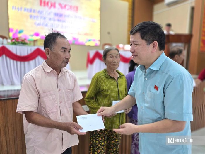 ĐBQH Tạ Văn Hạ cùng ĐBQH Nguyễn Khánh Ngọc trao quà cho các gia đình chính sách, hộ có hoàn cảnh khó khăn tại xã Thăng Trường.