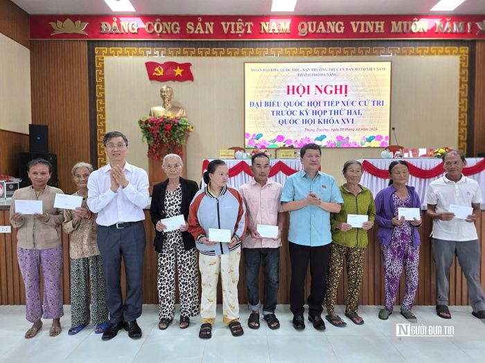 Những phần quà được trao đến các gia đình còn nhiều khó khăn trong cuộc sống tại xã Thăng Trường.