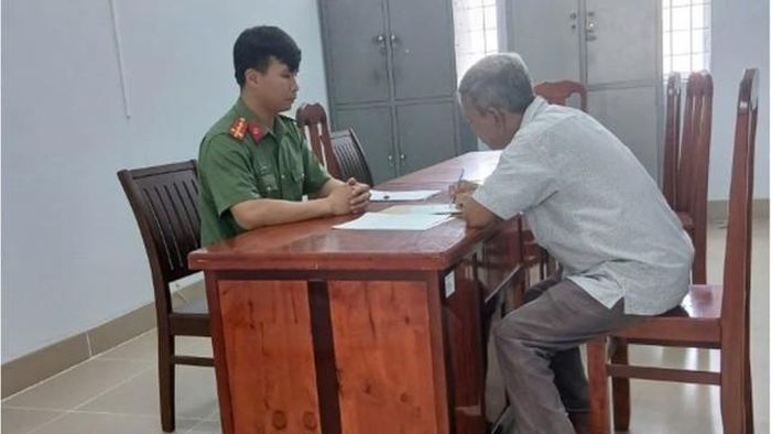 Công an xã Hiệp Mỹ lập biên bản vi phạm hành chính đối với ông N.N.T. (Ảnh: Công an Vĩnh Long).