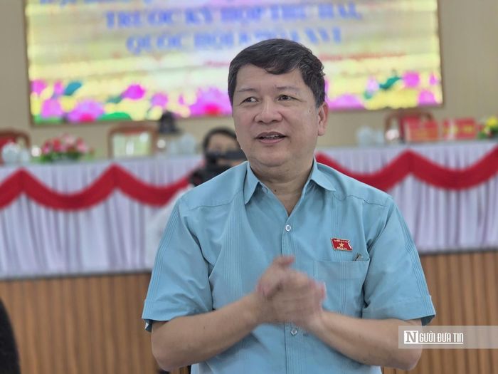 Ông Tạ Văn Hạ đề nghị cán bộ xã chủ động tháo gỡ vướng mắc, không để người dân phải tự đi hỏi nhiều nơi khi giải quyết thủ tục hành chính.