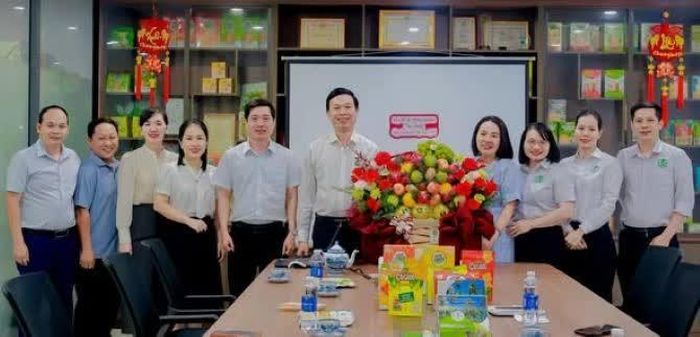 Lãnh đạo phường Hòa Khánh chúc mừng doanh nghiệp nhân kỷ niệm Ngày Doanh nhân Việt Nam 13/10.