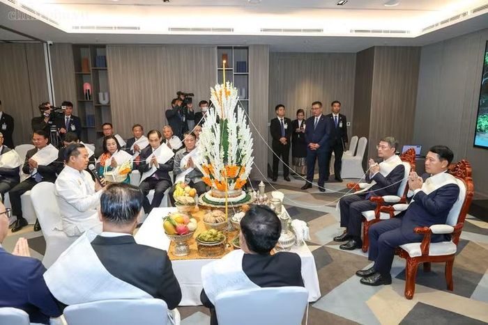  Thủ tướng Chính phủ Lê Minh Hưng và Thủ tướng Chính phủ Lào Saleumxay Kommasith cùng dự lễ buộc chỉ cổ tay truyền thống của Lào. Ảnh: chinhphu.vn/Nhật Bắc. 