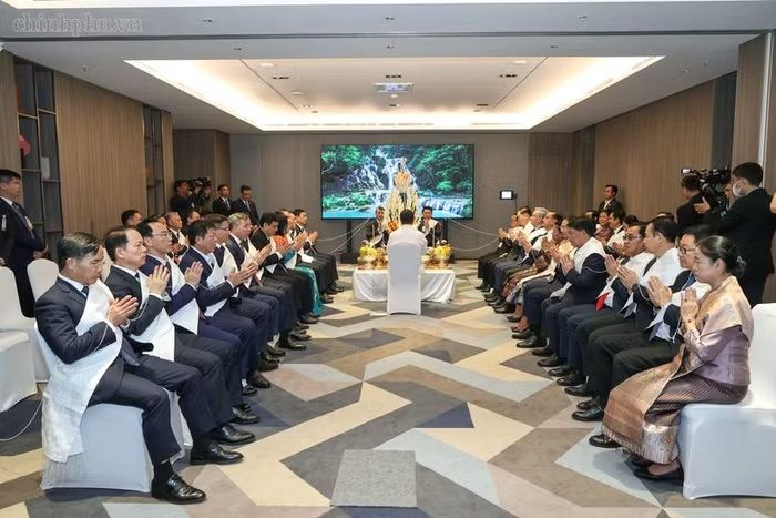  Lễ buộc chỉ cổ tay là phong tục tập quán gắn với đời sống của người dân Lào từ lâu đời, trở thành nét văn hóa không thể thiếu trong cuộc sống của người dân Lào. Ảnh: chinhphu.vn/Nhật Bắc. 