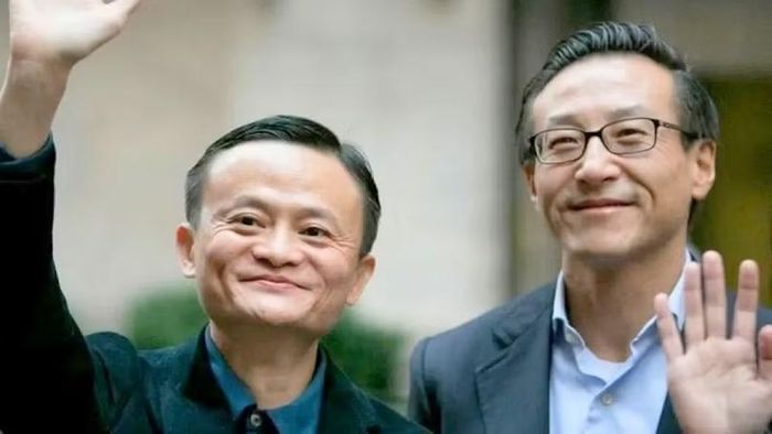 Chủ tịch Alibaba Mã Vân (Jack Ma) và Phó chủ tịch Thái Sùng Tín (Joe Tsai) khi Jack Ma còn giữ chức. Ảnh: Sina.