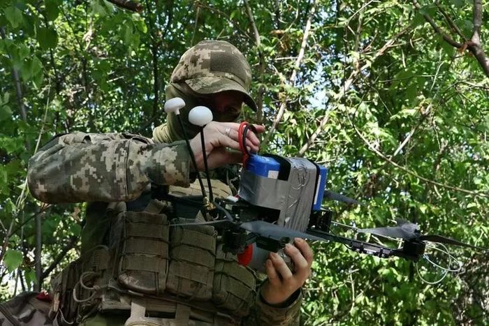 Một binh sĩ Ukraine tại một khu vực không xác định thuộc vùng Zaporizhzhia đang chuẩn bị máy bay không người lái góc nhìn thứ nhất (FPV) cho một cuộc tấn công vào ngày 19/9. Ảnh: AFP.