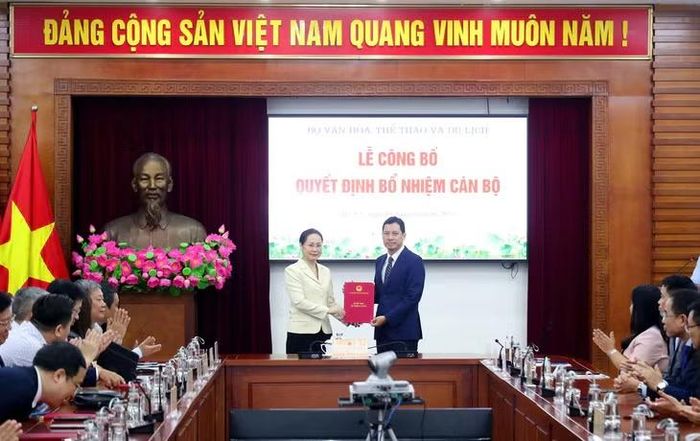 Bộ trưởng Văn hóa, Thể thao và Du lịch Lâm Thị Phương Thanh trao quyết định điều động, bổ nhiệm cho ông Lê Quang Tự Do. Ảnh: Bộ VHTTDL.
