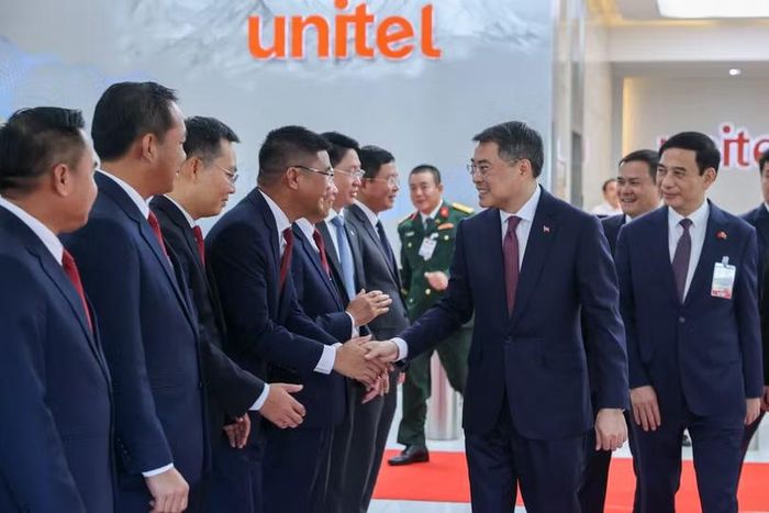 Thủ tướng Lê Minh Hưng và đoàn đại biểu cấp cao Việt Nam tới thăm, làm việc với Unitel. Ảnh: Viettel.