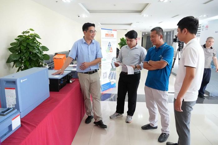 Đại diện doanh nghiệp giới thiệu thiết bị, giải pháp phục vụ phát triển điện mặt trời mái nhà. Ảnh: Đồng Thúy/BNEWS/TTXVN
