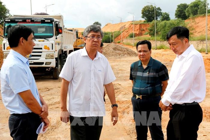 Ông Nguyễn Minh (thứ 2 bên trái), Phó Chủ tịch UBND tỉnh Lâm Đồng kiểm tra khu vực vướng mỏ khai thác titan của dự án làm mới trục đường ven biển ĐT719B đoạn Phan Thiết - Kê Gà. Ảnh: Nguyễn Thanh - TTXVN