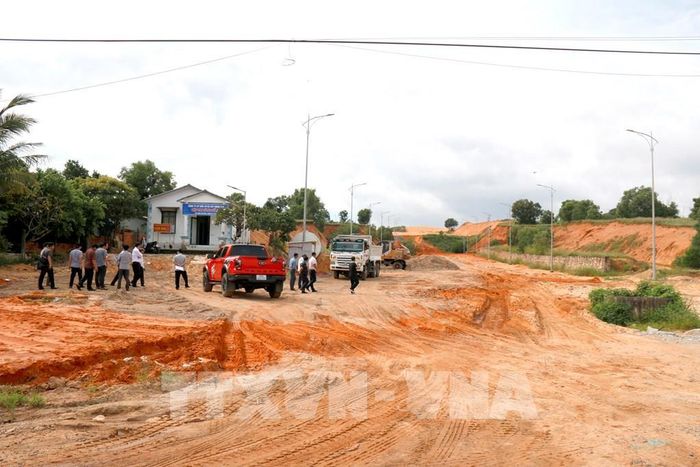 Khu vực vướng mỏ khai thác titan chưa thể triển khai thi công của dự án làm mới trục đường ven biển ĐT719B đoạn Phan Thiết - Kê Gà. Ảnh: Nguyễn Thanh - TTXVN