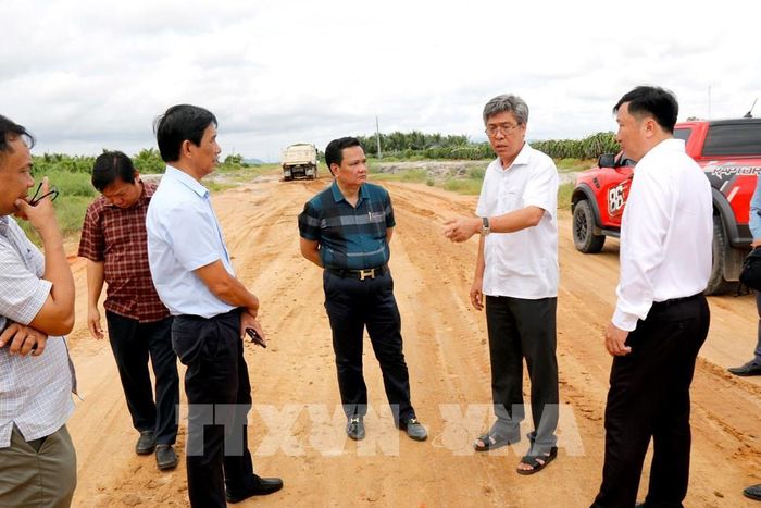 Ông Nguyễn Minh (thứ 2 bên phải), Phó Chủ tịch UBND tỉnh Lâm Đồng kiểm dự án trục đường ven biển ĐT.719B đoạn Hòn Lan - Tân Hải. Ảnh: Nguyễn Thanh - TTXVN 