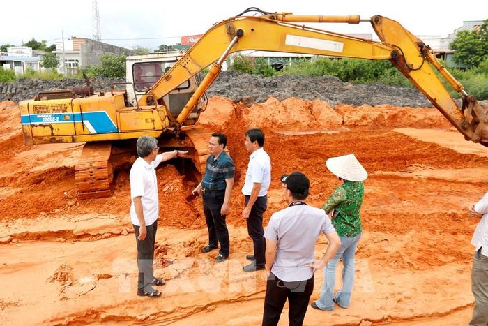 Đoàn công tác của UBND tỉnh Lâm Đồng kiểm tra tiến độ dự án trục đường ven biển ĐT.719B đoạn Hòn Lan - Tân Hải. Ảnh: Nguyễn Thanh - TTXVN
