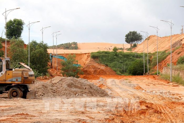 Khu vực vướng mỏ khai thác titan chưa thể triển khai thi công của dự án làm mới trục đường ven biển ĐT719B đoạn Phan Thiết - Kê Gà. Ảnh: Nguyễn Thanh - TTXVN 