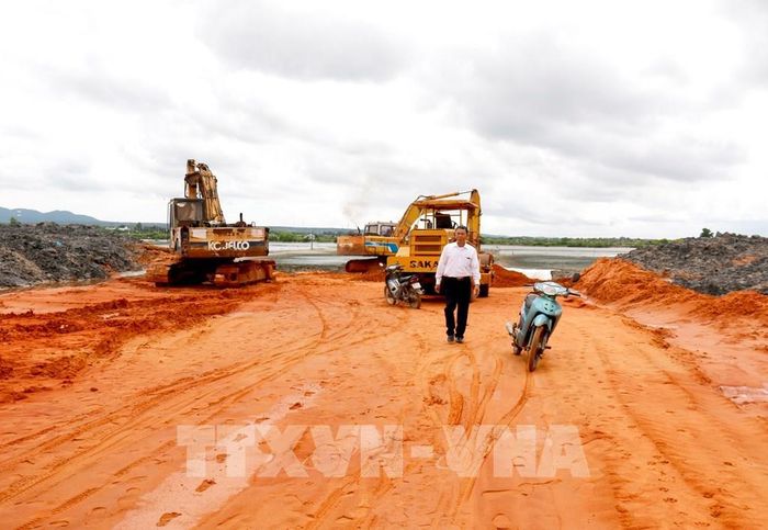 Dự án trục đường ven biển ĐT.719B đoạn Hòn Lan - Tân Hải thi công chậm, không đạt tiến độ. Ảnh: Nguyễn Thanh - TTXVN