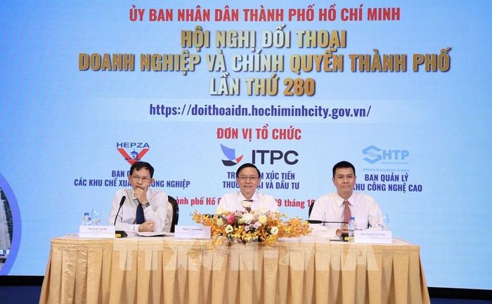 Đại diện Trung tâm Xúc tiến Thương mại và Đầu tư TP. Hồ Chí Minh, Ban Quản lý Khu Công nghệ cao TP.Hồ chí Minh, Ban Quản lý các Khu chế xuất và Công nghiệp Thành phố chủ trì giải đáp vướng mắc của doanh nghiệp. Ảnh: Xuân Anh - TTXVN