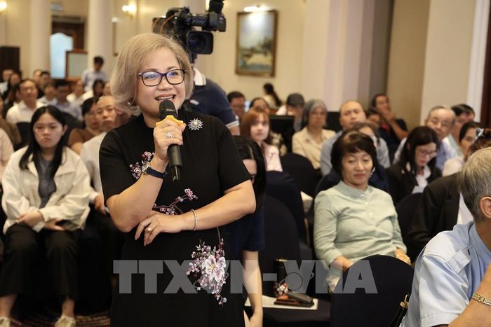 Bà Lã Thị Thu Hằng, Giám đốc điều hành Công ty Cổ phần Điện tử DGS, nêu ý kiến tại Hội nghị. Ảnh: Xuân Anh - TTXVN