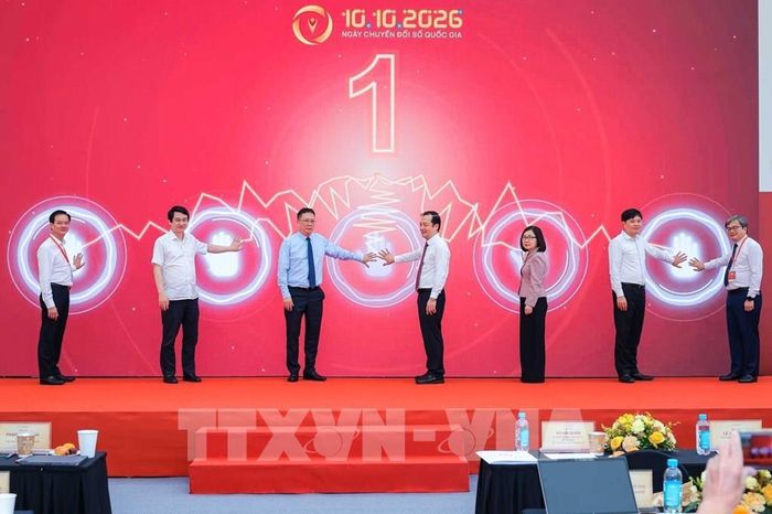 Các đại biểu thực hiện nghi lễ khai trương "Nền tảng ứng dụng chuyển đổi số cấp xã". Ảnh: Hoàng Hiếu - TTXVN