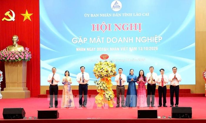 Lãnh đạo tỉnh Lào Cai tặng hoa chúc mừng Ngày Doanh nhân Việt Nam 13/10. Ảnh: TTXVN phát