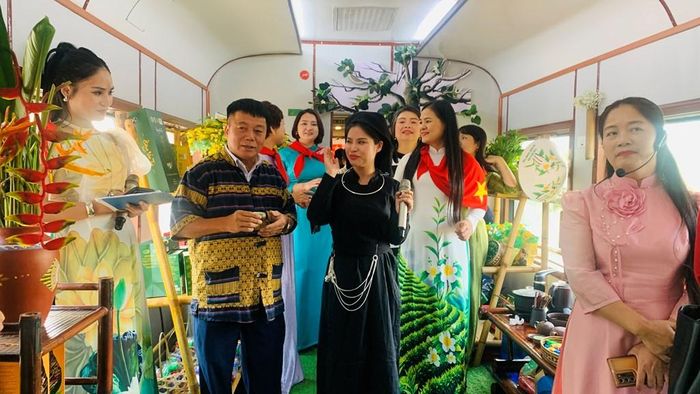 Các đại biểu và du khách giao lưu với các nghệ sỹ trên đoàn tàu du lịch “Hành trình về với xứ Trà”. Ảnh: Hà Trần