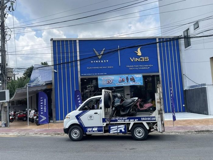 Một số trường hợp không thể xử lý tại chỗ, cứu hộ phải chở xe về để khắc phục. Ảnh: Zuttoride