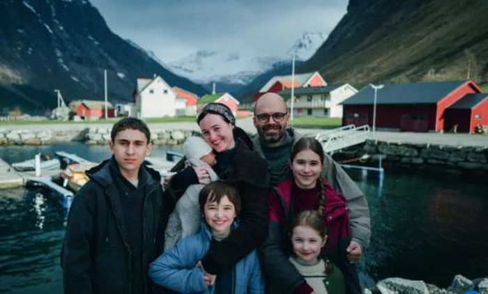 Romania gửi Fjord của Cristian Mungiu đến Oscar 2027. Bộ phim từng giành Cành cọ Vàng tại Cannes cùng nhiều giải thưởng khác. Sebastian Stan và Renate Reinsve đảm nhận vai chính trong tác phẩm được giới chuyên môn đánh giá cao.