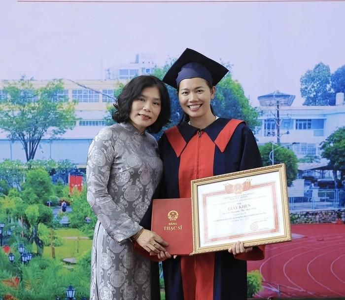 Cô giáo đã đồng hành cùng Ánh Viên trong chặng đường học tập dài. Ảnh: FBNV