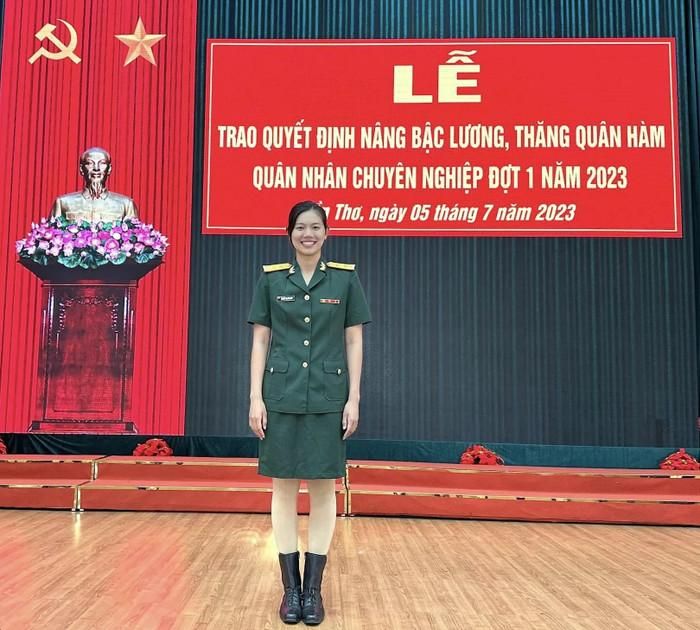 Ánh được nhận quyết định thăng quân hàm lên trung tá quân nhân chuyên nghiệp ở tuổi 27. 