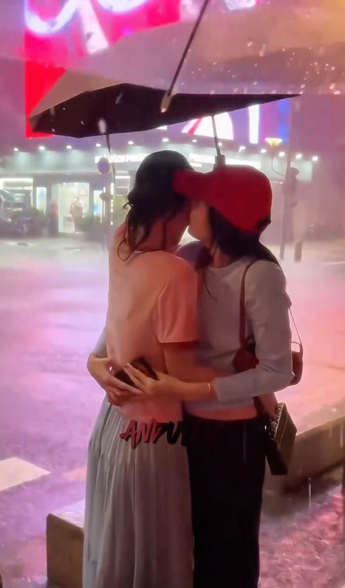 Kỳ Duyên không ngần ngại thơm má Thiên Ân dưới trời mưa.