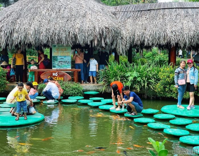 Du khách trải nghiệm những hoạt động du lịch ở Phong Điền. Ảnh: báo Cần Thơ