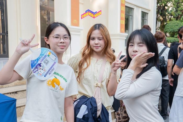 Những sinh viên năng động của Học viện báo chí & Tuyên truyền có mặt tại trường từ sớm để đón chờ đêm nhạc hội.