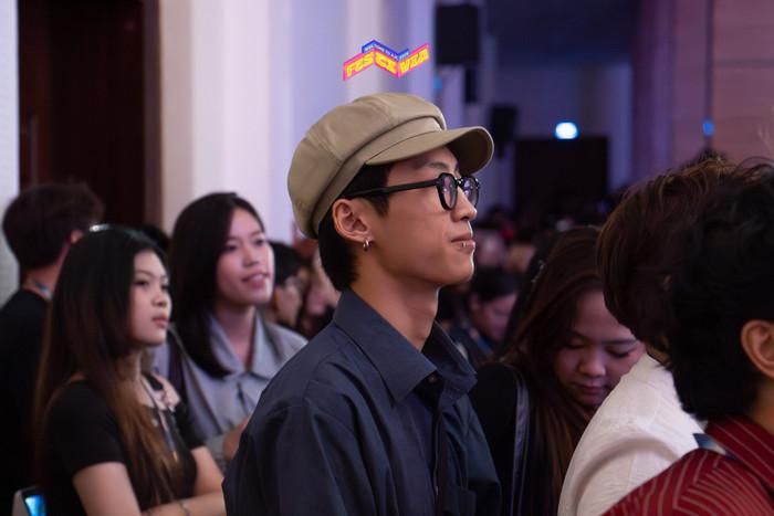 Những khán giả tại đêm nhạc hội của sinh viên trường báo. 