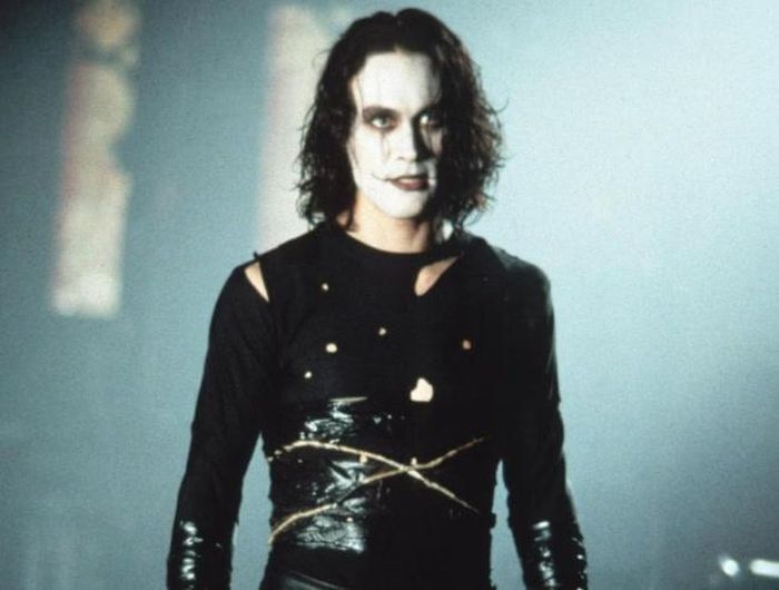  Brandon Lee - con trai của huyền thoại võ thuật Lý Tiểu Long - qua đời ở tuổi 28 khi đang quay phim The Crow , khép lại hành trình sự nghiệp với nhiều dự định dang dở.