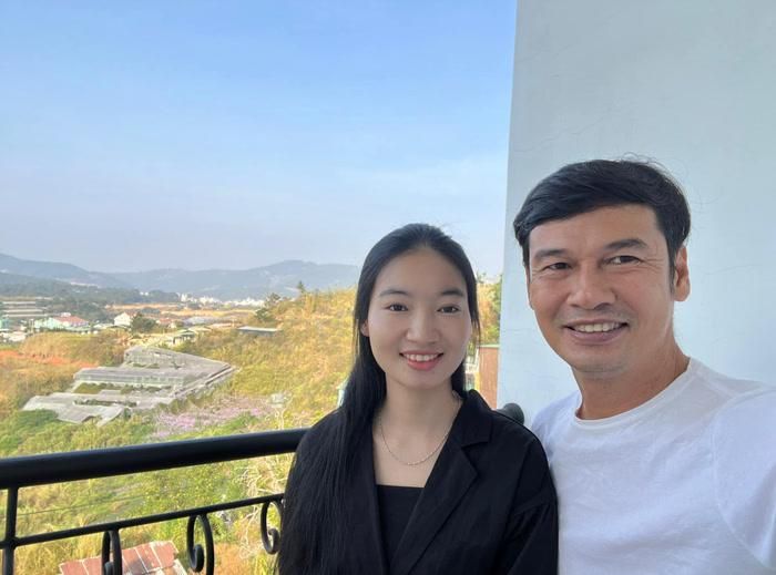 Tiết Cương và vợ trẻ Ngọc Thưởng.