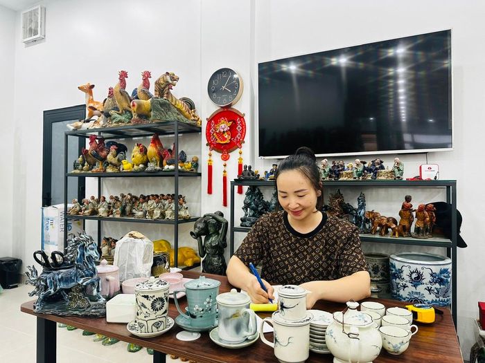 Mỗi tối, khi con cái ngủ say, chị Lê Huyền Trang lại phải đối chiếu sổ sách, ghi chép chi tiết từng đơn hàng phát sinh.