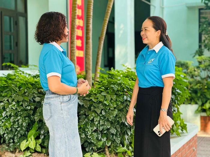 Chị Đào Thị Hồng Hải, Phó Chủ tịch Ủy ban MTTQ, Chủ tịch Hội LHPN xã Bát Tràng (bìa trái) thường xuyên gặp gỡ các chi hội trưởng để nắm bắt thông tin từ cơ sở.