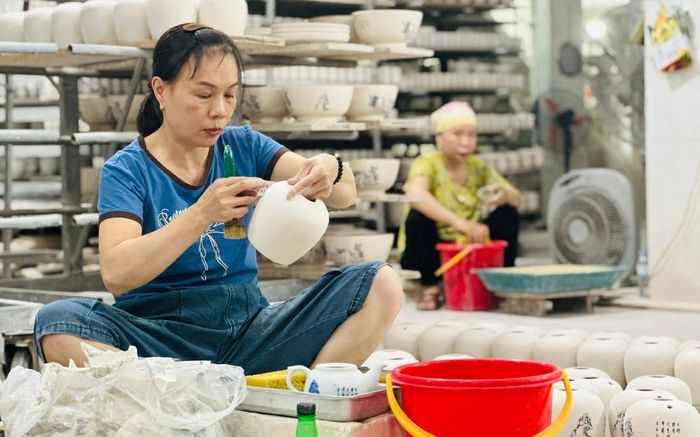 Hội Liên hiệp Phụ nữ (LHPN) xã đang là mái nhà chung gắn kết 7.226 hội viên sinh hoạt tại 21 chi hội, với khoảng 65% chị em trực tiếp tham gia vào các khâu của nghề gốm.
