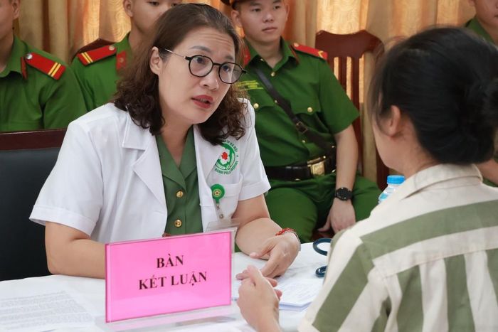 Thượng tá, Tiến sĩ, Bác sĩ Đoàn Thúy Hoà - Phó Giám Đốc Bệnh Viện Công An Thành Phố Hà Nội trực tiếp thăm khám, đánh giá tình trạng sức khỏe cho các phụ nữ đang chấp hành án, người bị tạm giữ, tạm giam, đang nuôi con nhỏ dưới 36 tháng tuổi và các sản phụ để có hướng chăm sóc, điều trị phù hợp. (Ảnh: Lê Tuấn)
