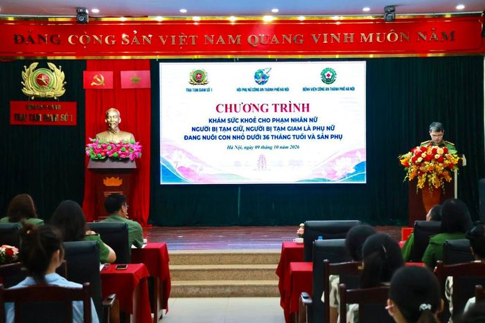 Đại diện Công an TP Hà Nội và cán bộ Trại Tạm giam số 1 động viên người đang chấp hành án, người bị tạm giữ, tạm giam là phụ nữ đang nuôi con nhỏ dưới 36 tháng tuổi và các sản phụ đang chấp hành án, tiếp thêm tinh thần để họ nỗ lực cải tạo, hướng tới ngày trở về với gia đình. (Ảnh: Lê Tuấn)