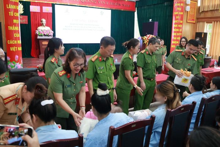 Cán bộ, giám thị Trại Tạm giam số 1 thăm hỏi, trao quà cho trẻ nhỏ đang ở cùng mẹ trong trại. (Ảnh: Lê Tuấn)