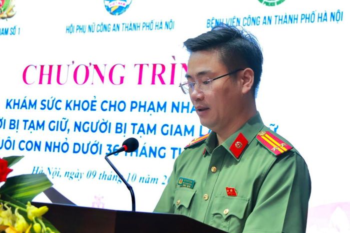 Trung tá Lê Minh Tuấn - Phó trưởng Phòng Công tác chính trị CATP Hà Nội phát biểu tại chương trình (Ảnh: Lê Tuấn)