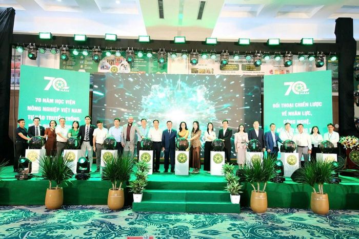 Đại diện Học viện Nông nghiệp Việt Nam và các doanh nghiệp thực hiện nghi thức cam kết đồng hành: Chung hệ sinh thái - chung một mục tiêu - cùng kiến tạo tương lai