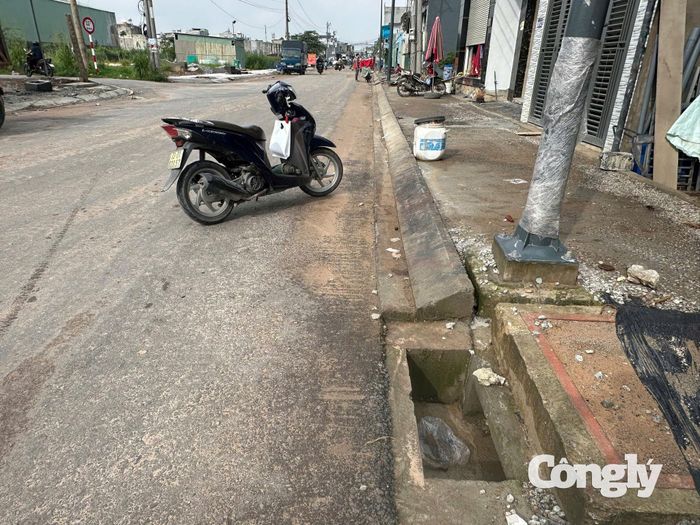 Một miệng cống không có lắp đậy chỉ cách trường học khoảng 200m