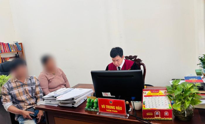 Đội ngũ Thẩm phán đơn vị trong quá trình hòa giải án hôn nhân và gia đình luôn kiên trì lắng nghe và khéo léo lồng ghép những câu chuyện, những ý kiến chân thành giúp hàn gắn mâu thuẫn gia đình