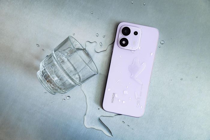 HONOR 600S hoạt động ổn định ngay cả khi ngâm nước hay tiếp xúc với tia nước áp lực cao.