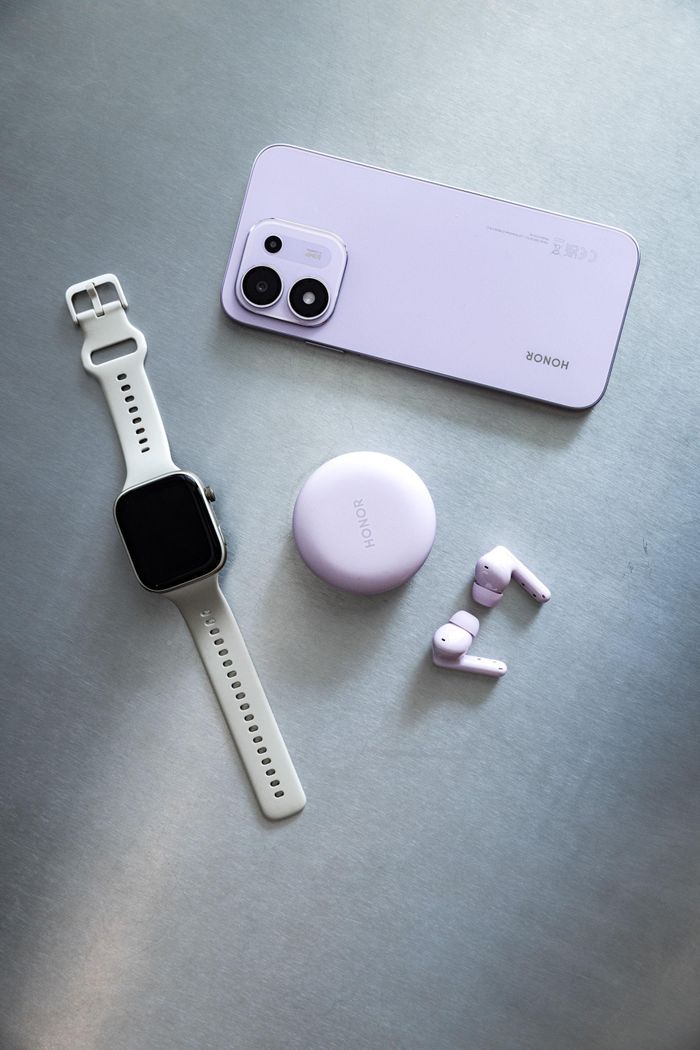 HONOR 600S được trang bị nút AI chuyên dụng, thiết kế độc lập với nút nguồn, giúp người dùng truy cập nhanh các ứng dụng và tính năng thông minh.