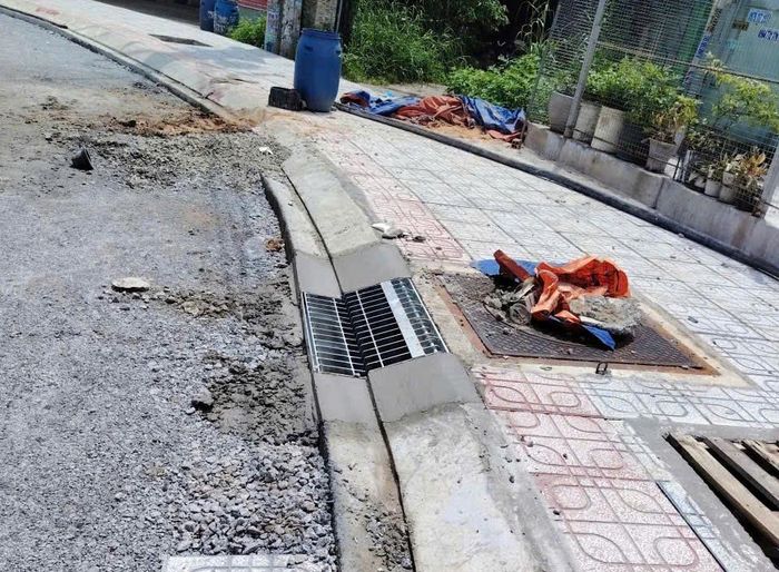 Một miệng cống được rào chắn bằng tấm chắn rác.