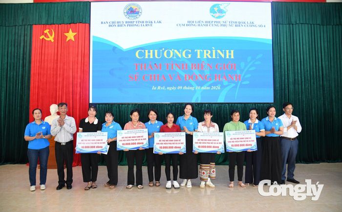 Đại diện các đơn vị và cấp ủy, chính quyền địa phương trao biểu trưng tặng mô hình sinh kế cho hội viên phụ nữ có hoàn cảnh khó khăn